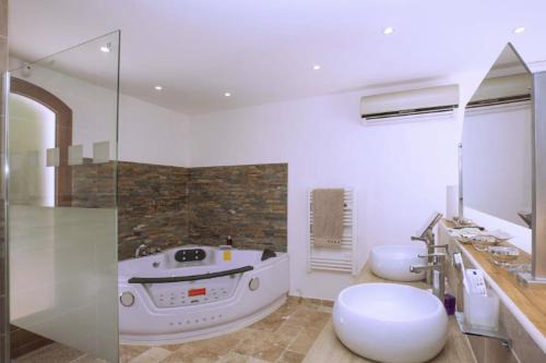 Luxury Six-Fours villa with Pool and Jacuzzi