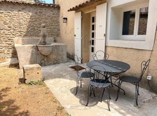 Maison calme terrasse wifi clim centre village