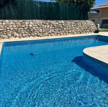 Jolie maison avec vue sur piscine