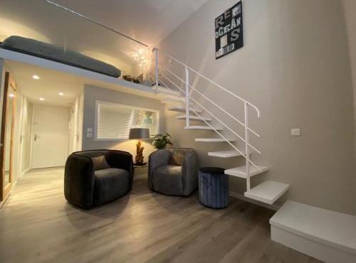 Villa on Côte d'Azur with Beachfront Views