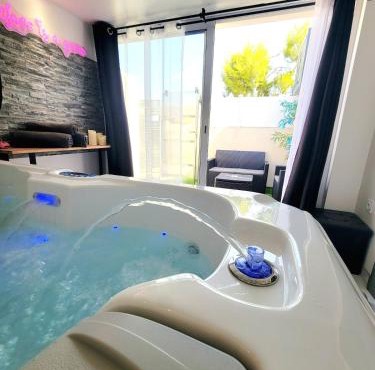 Studio élégant l'orchidée Jacuzzi en intérieur toute l'année