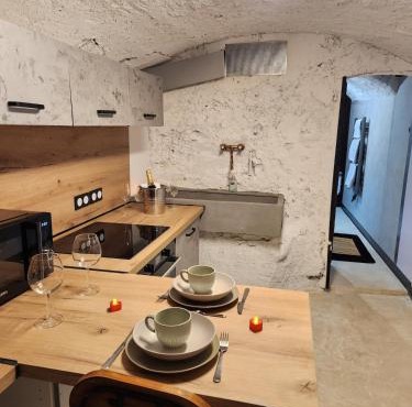 Loveroom Romantique avec Spa et Secret Room - A proximité des Lacs - La Mure